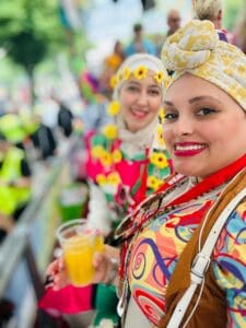 Mouna und Iman vom KIEZKLUSIONS-Team auf dem Schlagermove Rolli-Truck